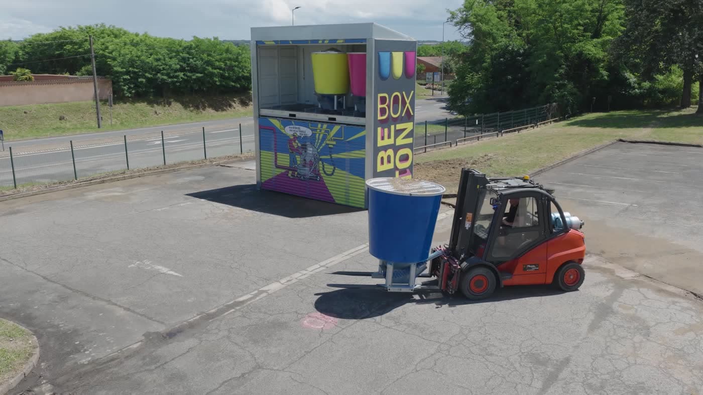 Un chariot élévateur apporte une capsule de matériaux