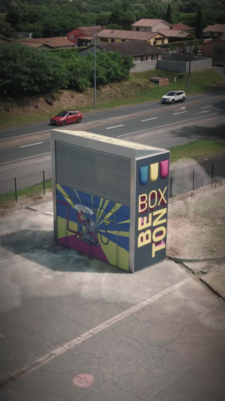 Une BétonBox installée sur un parking en bord de route, vue du ciel